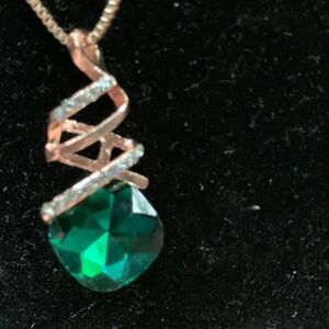 Beautiful green earrings and necklace set